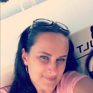 Meet your Posher, Larisa