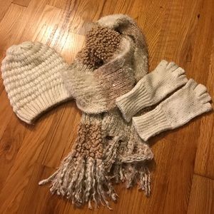 Set of hat/gives/scarf