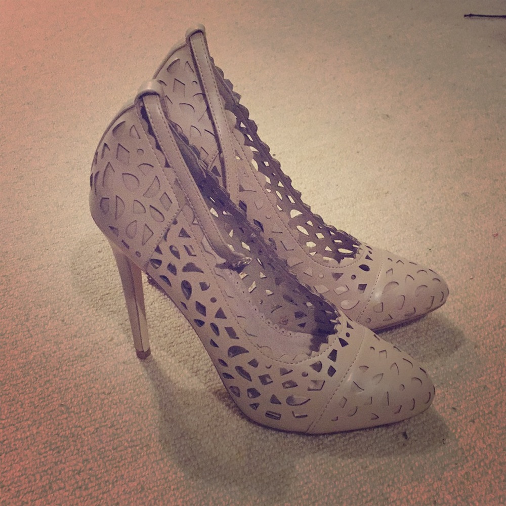 Cutout pump with ankle strap