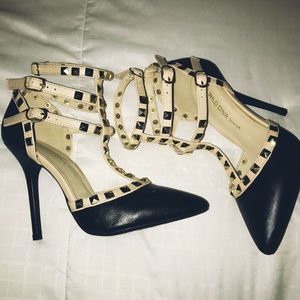 Ankle strapped heels. 👠