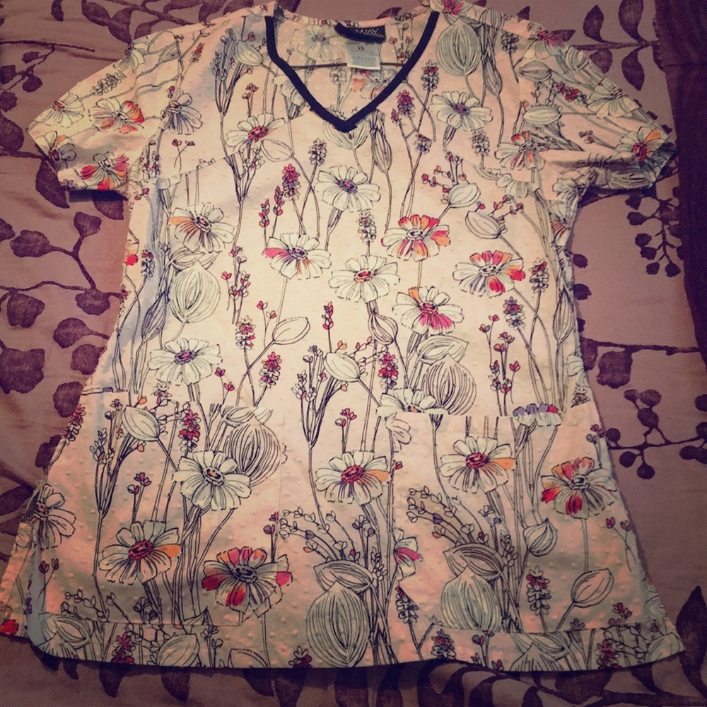Cherokee scrub top NWOT!!