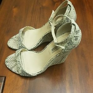 🌺Steve Madden Faux Snakeskin Wedges🌺