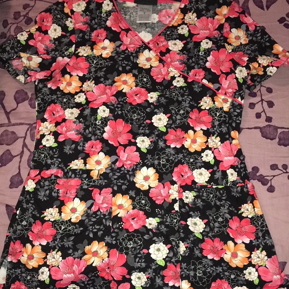 NWT Cherokee floral scrub top.🌷