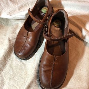 Earth size 9 Camel colored leather Mary Jane flats