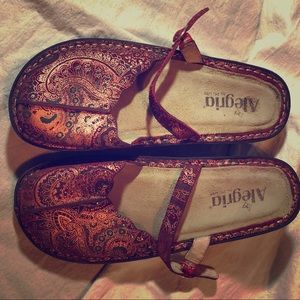 Allegria size 9 gold & burgundy paisley slip-ons