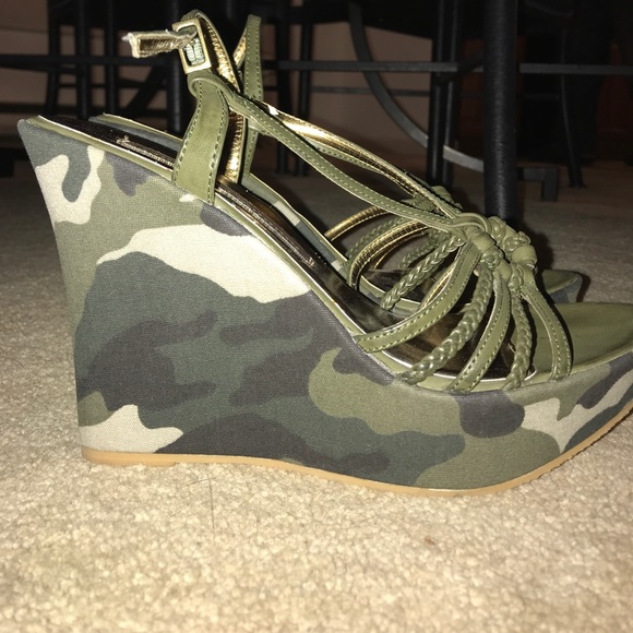 Chinese Laundry Shoes - 🔥LIKE NEW🔥Woman’s camo 5 inch wedges 9 1/2