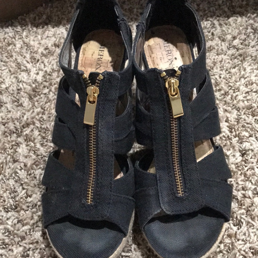 Black zipper wedges