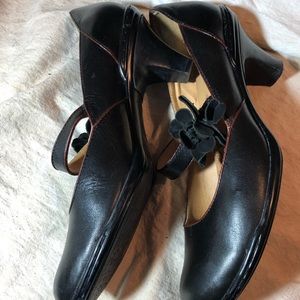 Sofft size 9 Black w/ red piping Mary Jane heels