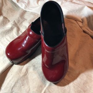 Dansko Size 41 Professional clogs red patent