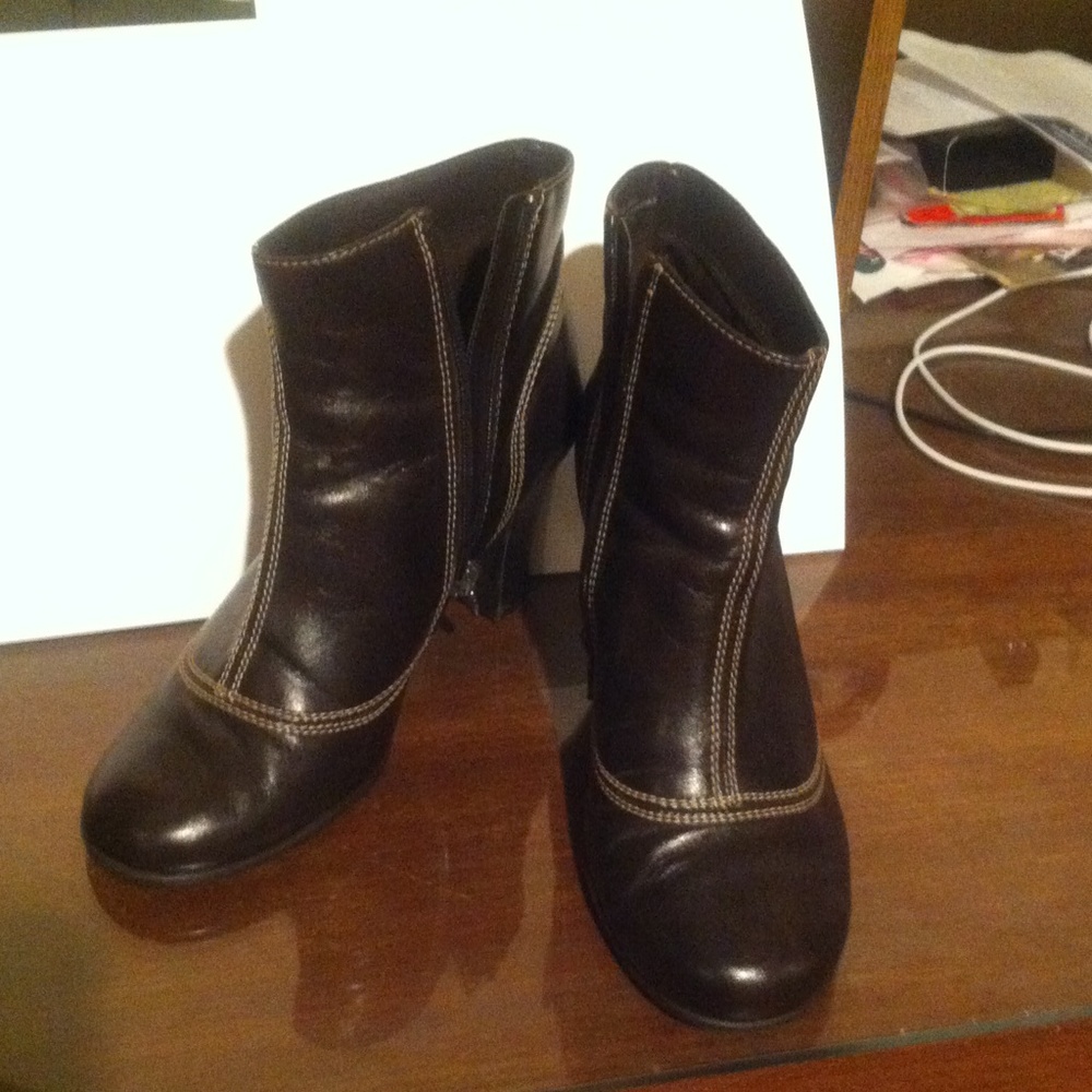 Cute brown booties Aerosoles 6 1/2M