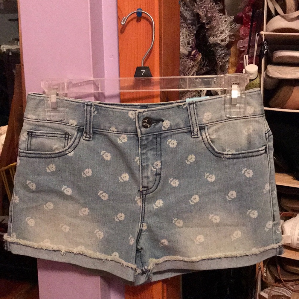 Light wash demin jean shorts with flowers
