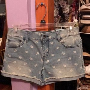 Light wash demin jean shorts with flowers