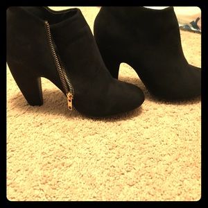 Ankle suede black boots