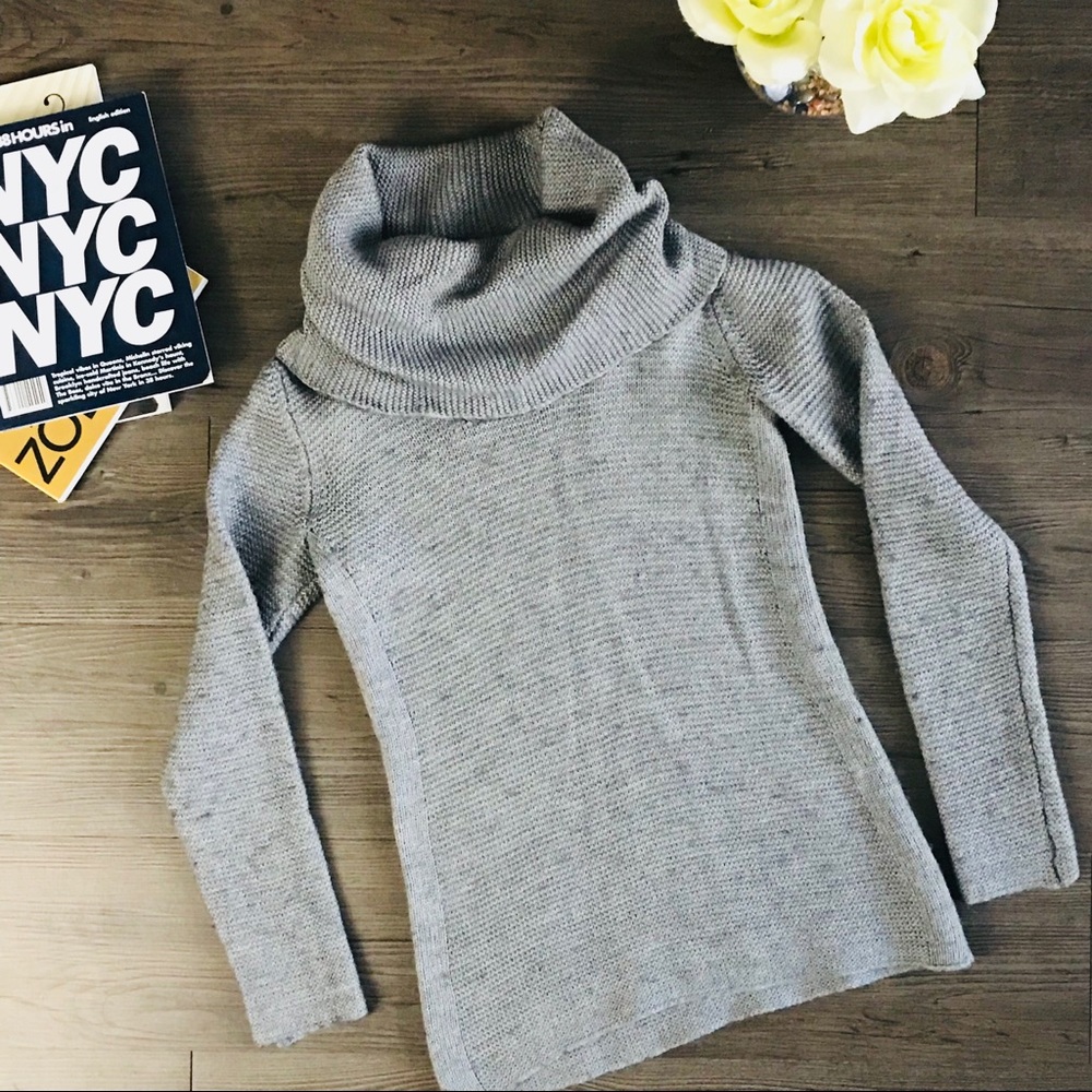 Beautiful 😍 Banana Republic Sweater 💕 Size (S)