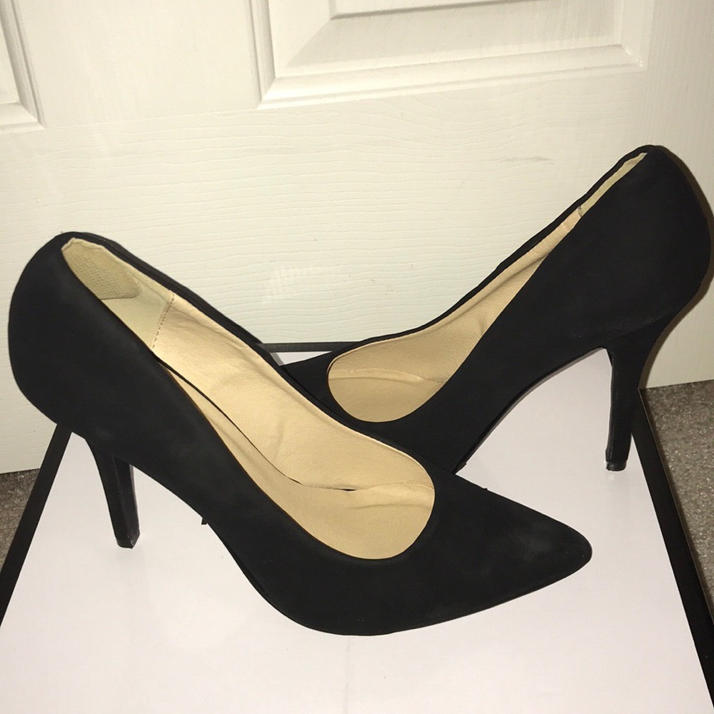 Pointed toe suede black heels