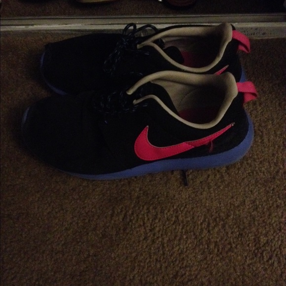 Roshes in a size 8 - Picture 2 of 4