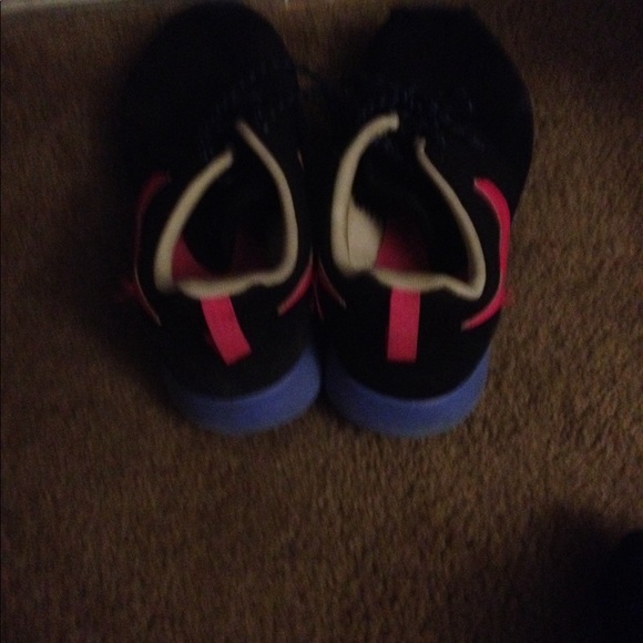 Roshes in a size 8 - Picture 3 of 4
