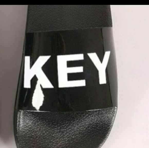 chill wear😎 flip flops - Picture 2 of 3