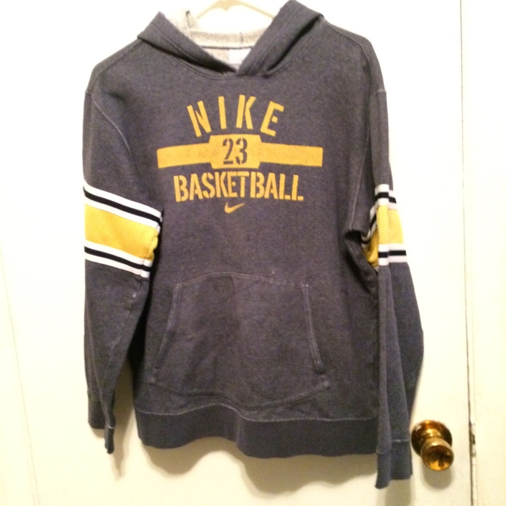 NIKE BOYS/GIRLS BASKETBALL HOODIE