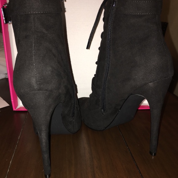 **SOLD** Maxwell Black Booties - Picture 4 of 8