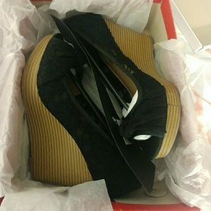 Black lace like wedges size 9 1/2 Wide