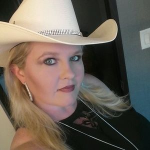 Meet your Posher, Gena