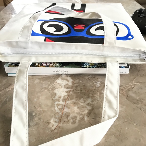 COMIC CAT WHITE ZIP UP TOTE - Picture 2 of 5