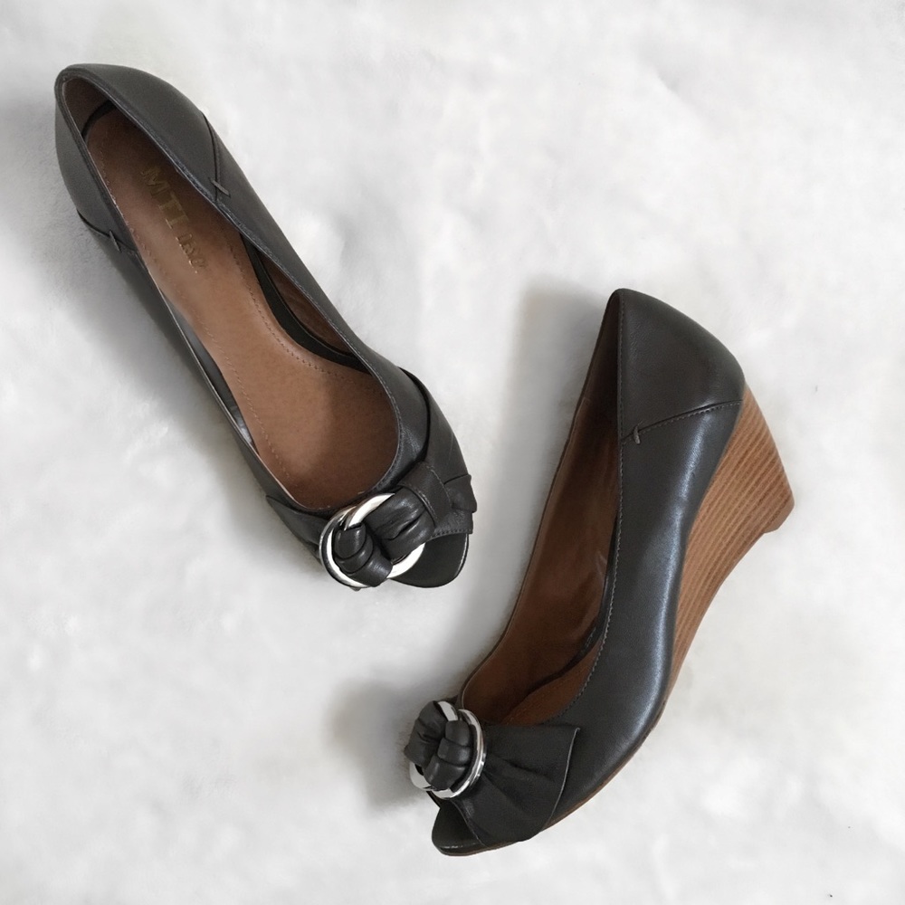 MTI Design Olive Green Peep Toe Buckle Wedges | Size 6 Brand New