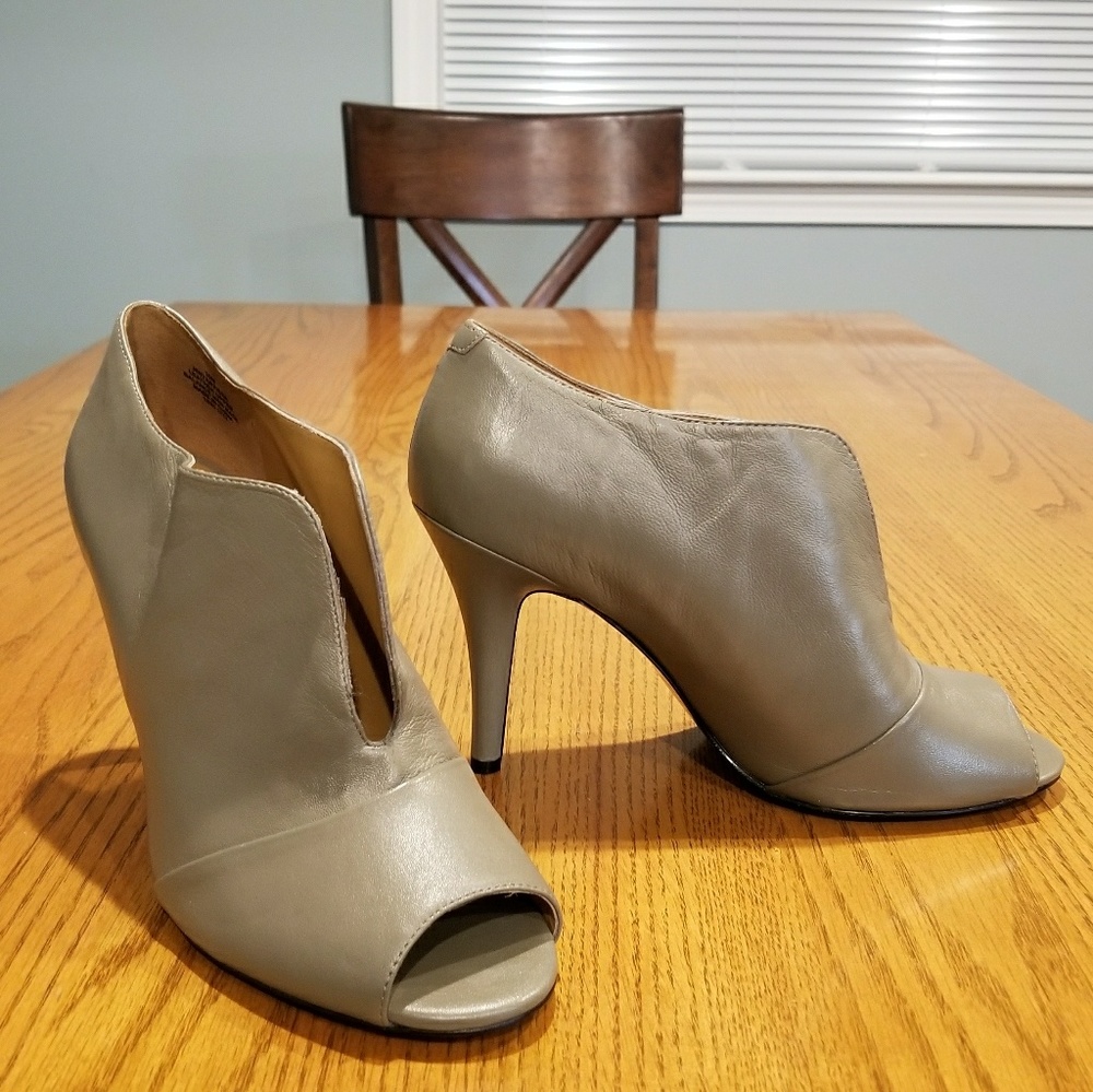 NWOT Nine West Leather Peep Toe Booties Taupe 10M