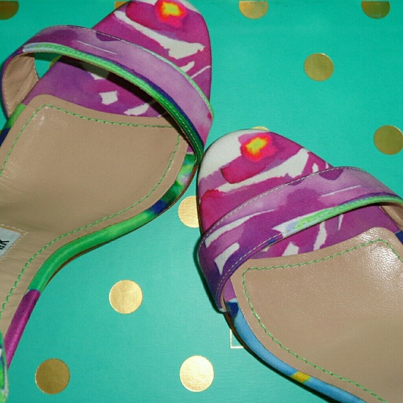 Manolo Blahnik Floral Chaos Stilettos - Picture 5 of 8