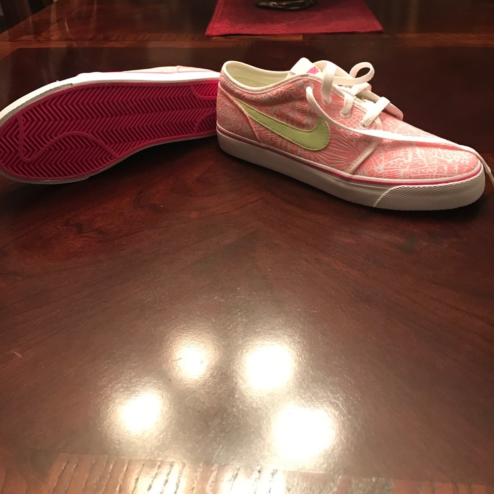 Nike - Picture 2 of 2