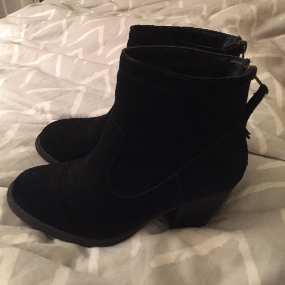 Steve Madden Black Suade booties