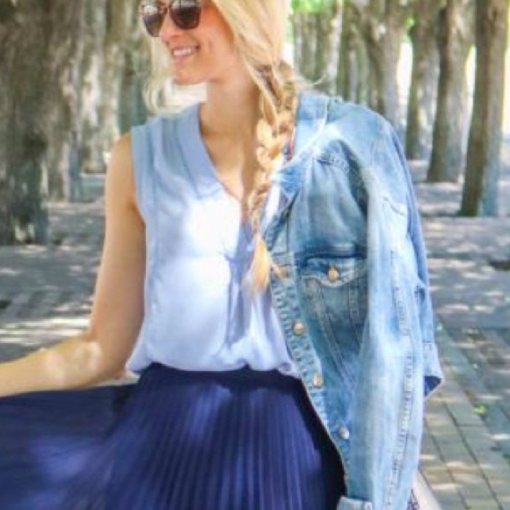 Sleeveless v-neck blouse