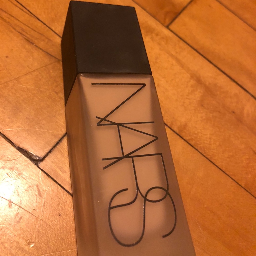 NARS Luminous Weightless Foundation