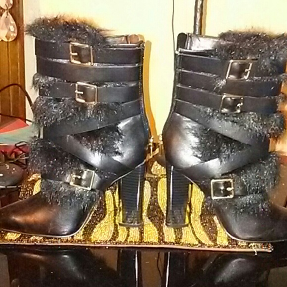 Calvin Klein Sized 5 boots. Like new. - Picture 5 of 8