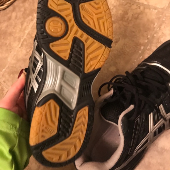 Women’s ASIC volleyball shoes - Picture 2 of 5