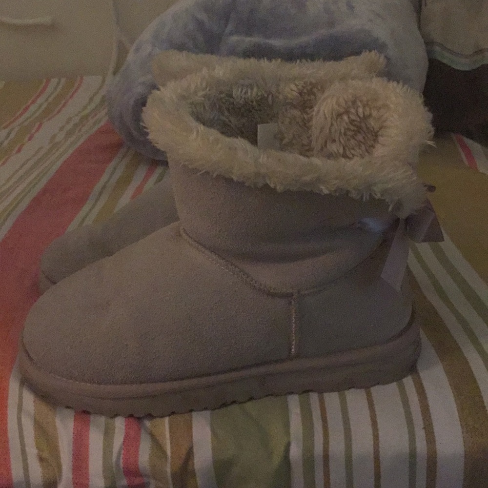 Selling size 8 in women UGGS