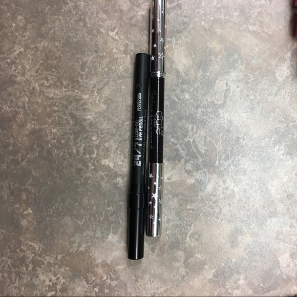 Cosmetics bundle - Picture 7 of 7