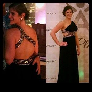 Beautiful 1 shoulder gown w/sequins, like new!