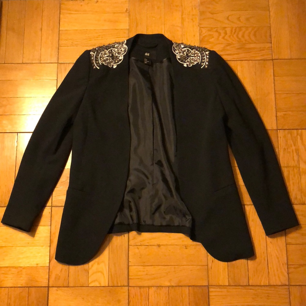 H&M fitted blazer w structured shoulder