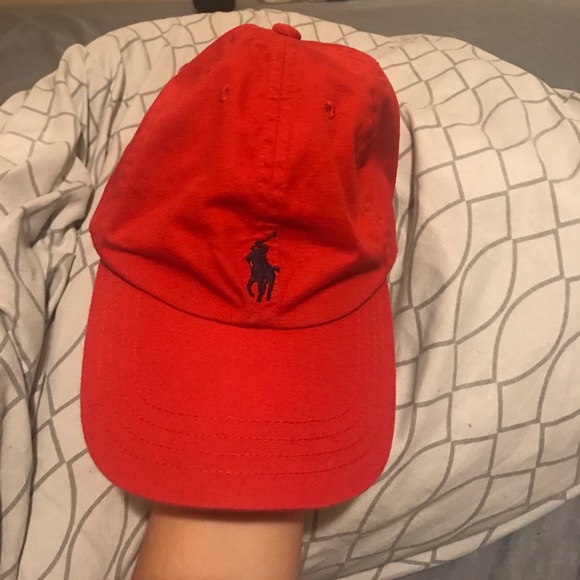A hat - Picture 1 of 4
