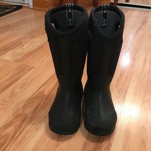Bogs, little boys, size 11, winter boots