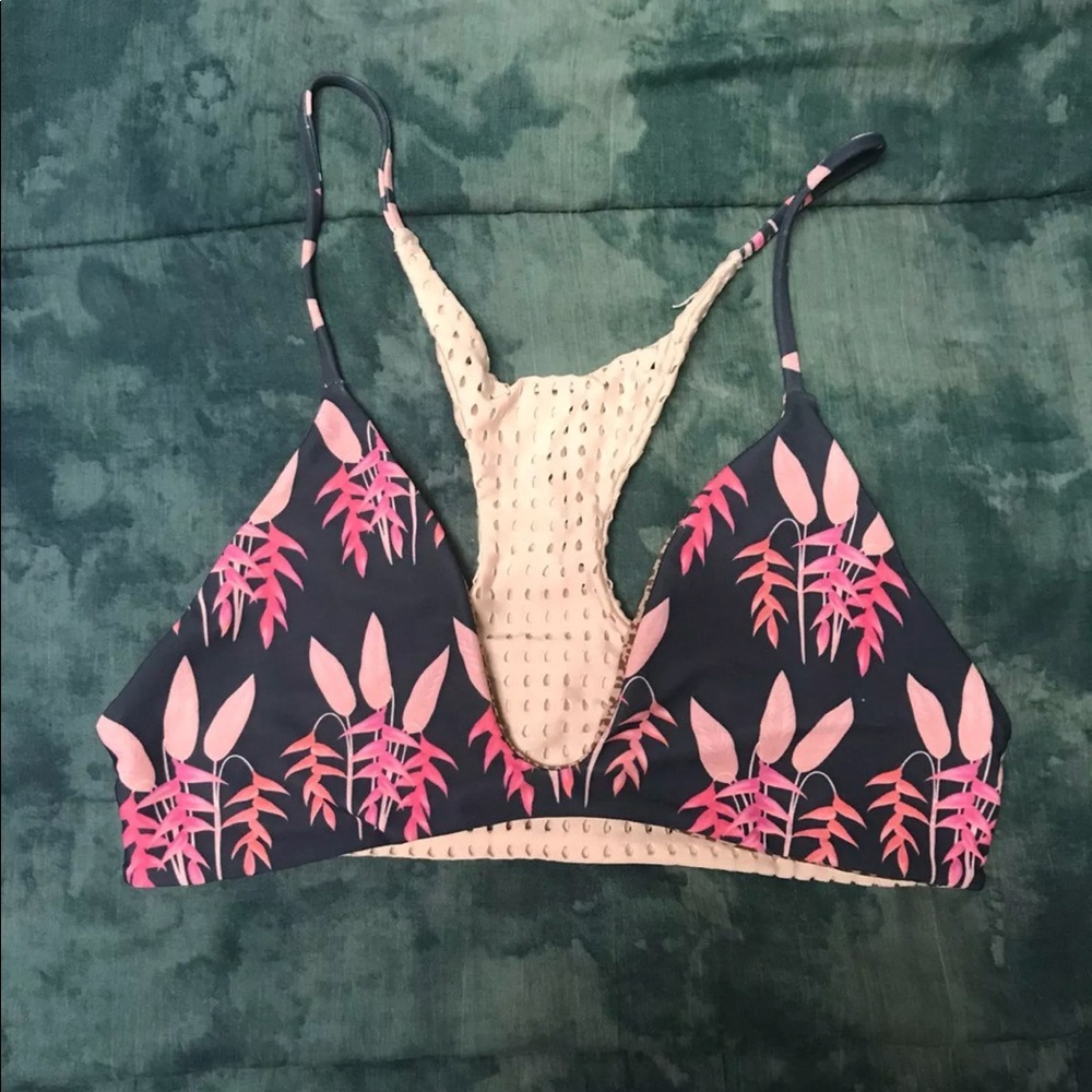 Acacia Heliconia Top