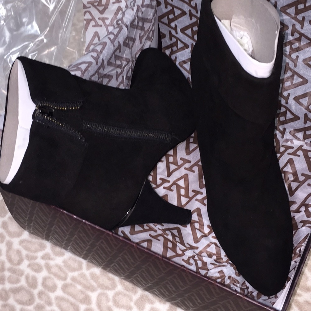 NIB Adrienne Vittadini 9 1/2 Suede Sedona Booties