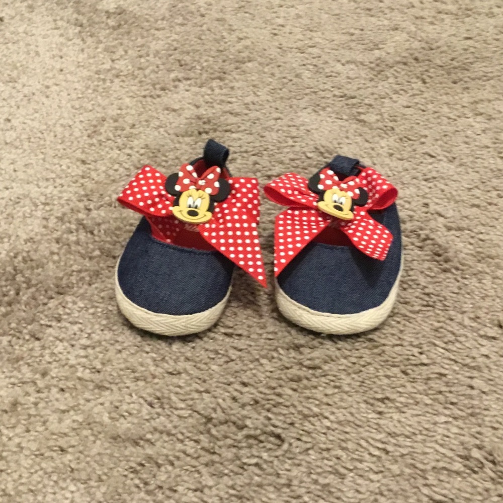 Minnie Mouse infant shoes.