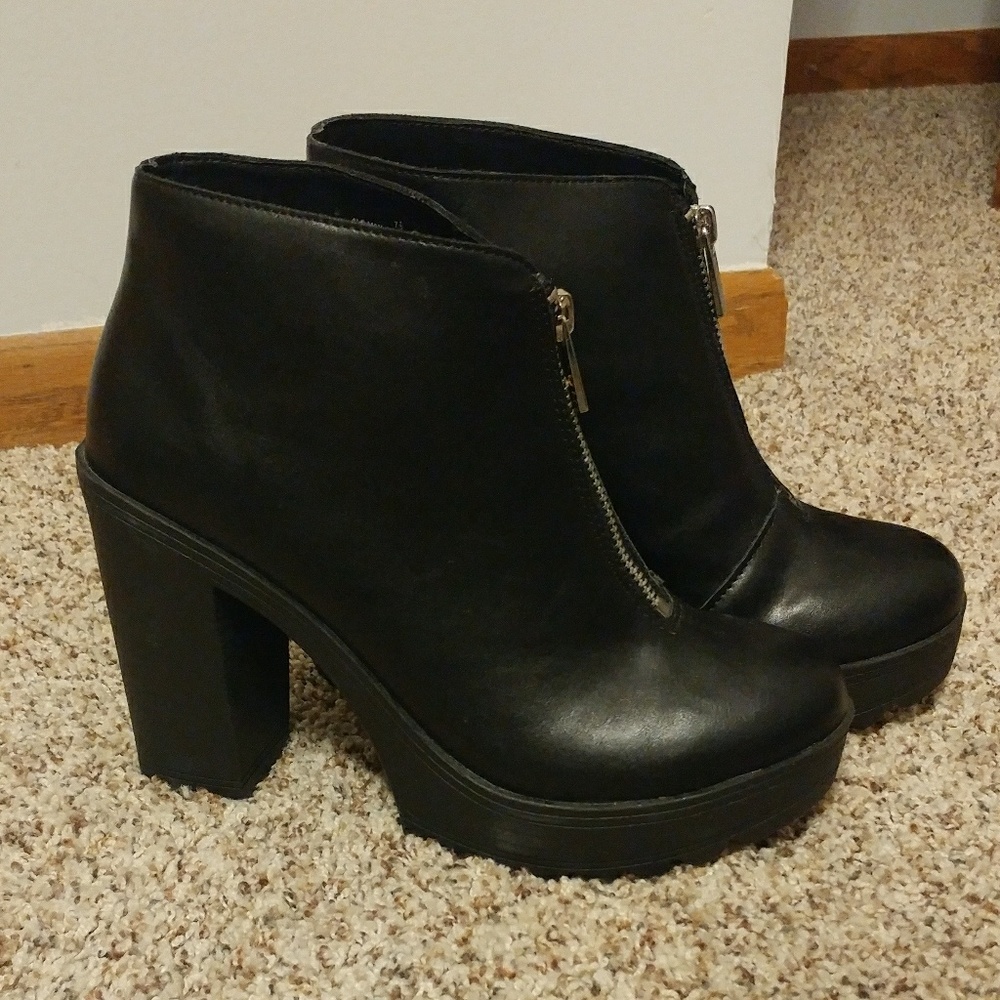Mossimo black patent leather platform boots 7.5