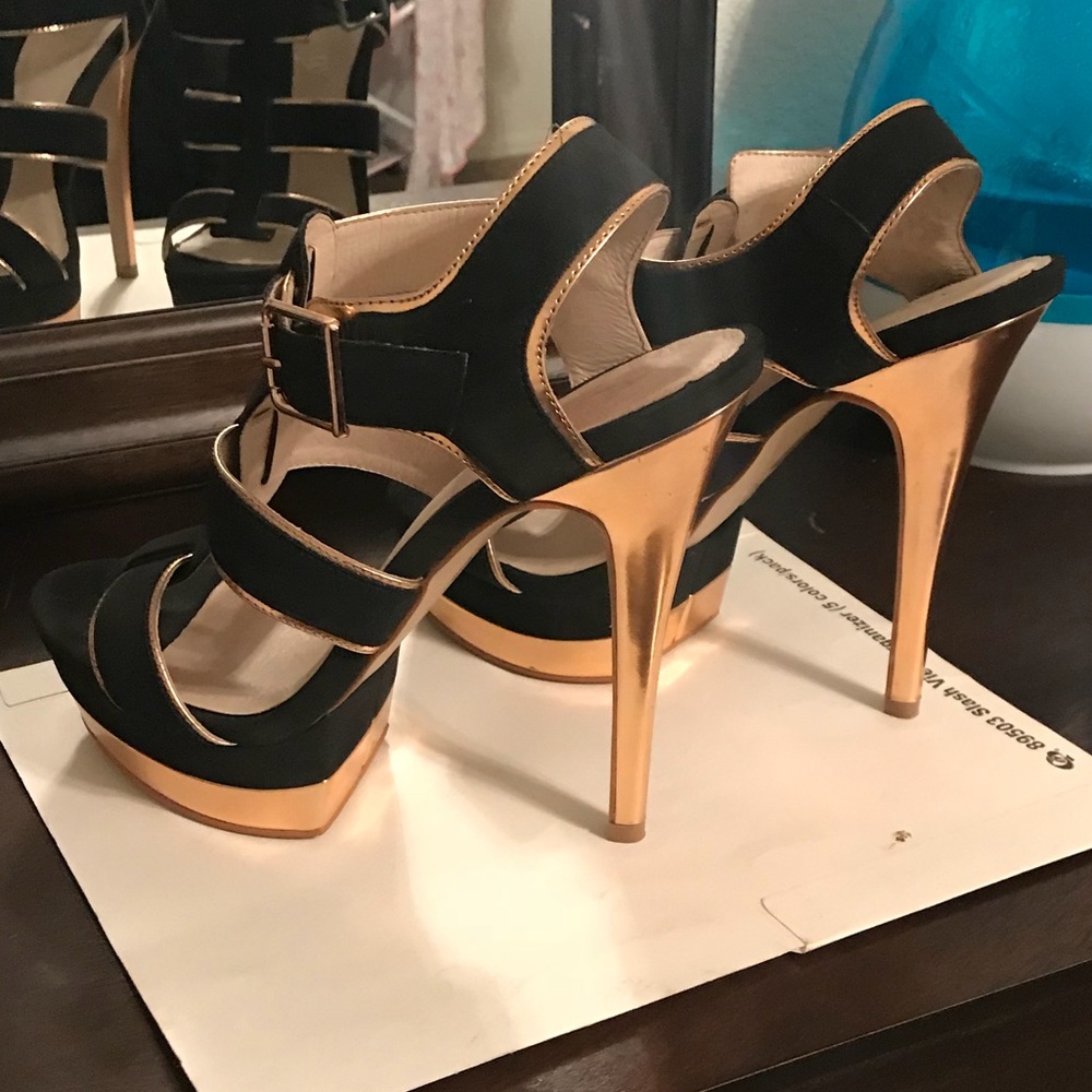 Beautiful gold and black heels ✨✨