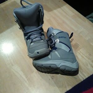 Boys Burton snowboard boots