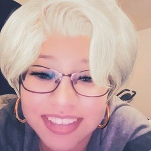 Meet your Posher, Damaris