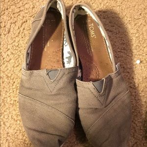 Toms (grey)
